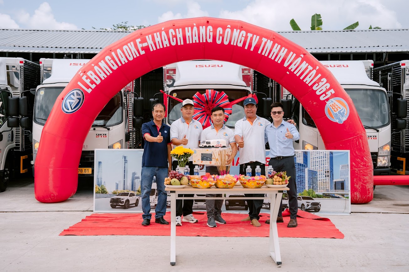 ISUZU AN KHÁNH BÀN GIAO LÔ 35 XE TẢI ISUZU THÙNG KÍN CHO CÔNG TY TNHH VẬN TẢI 365